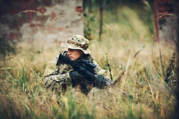 Soldat avec fusil dans la forêt — Photo