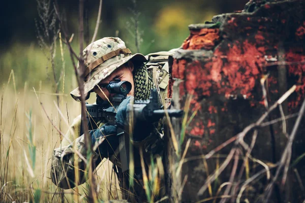 Soldat avec fusil dans la forêt — Photo