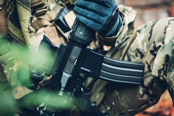 Soldado segurando arma carabina M4 — Fotografia de Stock