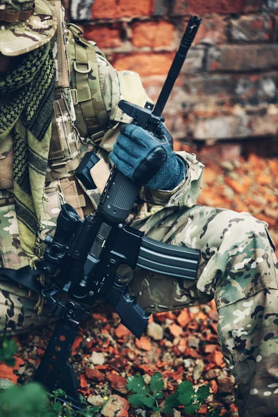 Asker holding silah M4 karabina — Stok fotoğraf