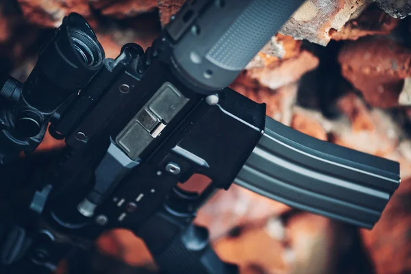 Carabina AR-15 (M4A1) personalizzata su una superficie di legno — Foto Stock