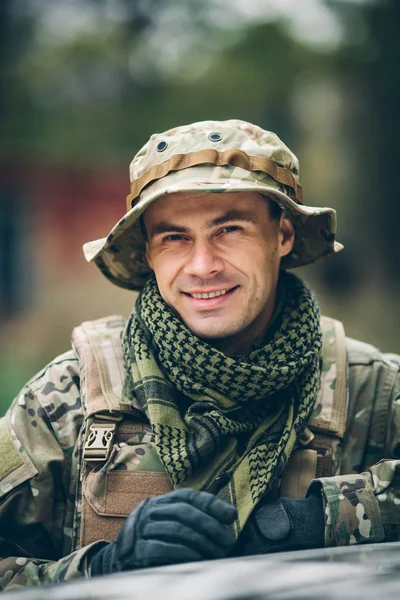 Soldier with rifle in the forest — Stock Photo, Image