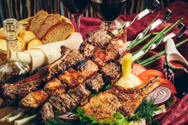 Carne a la parrilla frita con verduras, salsa y vino —  Fotos de Stock