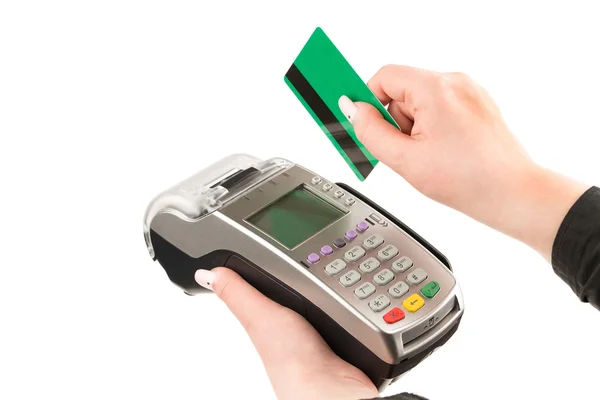 Mano femenina sosteniendo una tarjeta de crédito a través del terminal — Foto de Stock