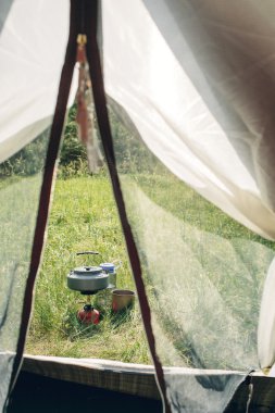 taşınabilir kamp sobası üzerinde çaydanlık su kaynar