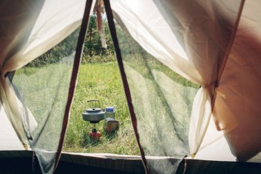 taşınabilir kamp sobası üzerinde çaydanlık su kaynar
