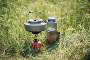 taşınabilir kamp sobası üzerinde çaydanlık su kaynar