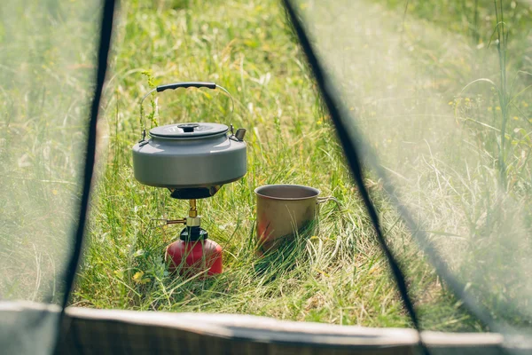 Agua hirviendo en hervidor de agua en estufa de camping portátil — Foto de Stock
