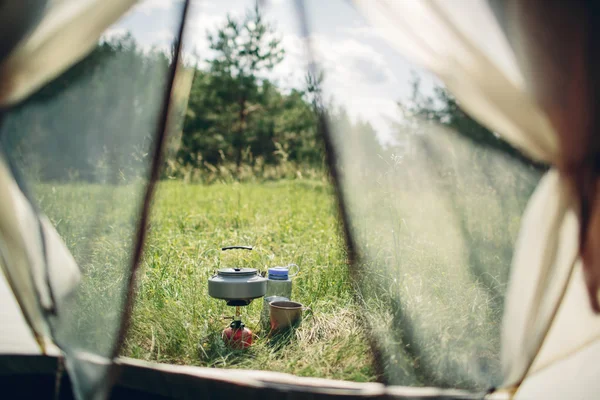 Agua hirviendo en hervidor de agua en estufa de camping portátil — Foto de Stock