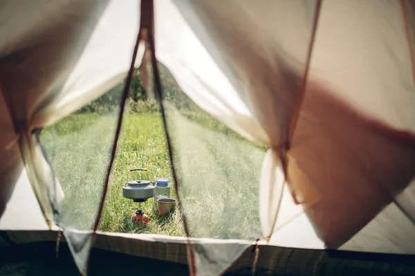 Eau bouillante dans la bouilloire sur le poêle de camping portable — Photo