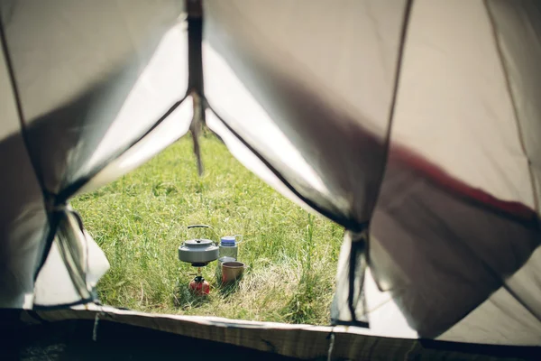 Eau bouillante dans la bouilloire sur le poêle de camping portable — Photo