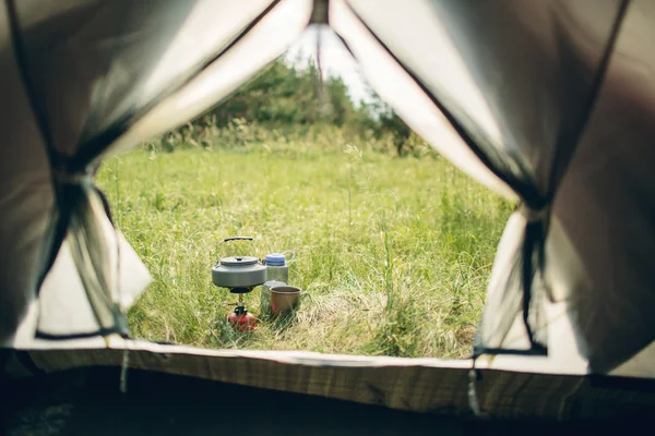 Kochendes Wasser im Wasserkocher auf tragbarem Campingkocher — Stockfoto