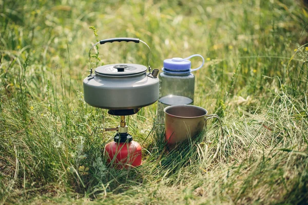 Kochendes Wasser im Wasserkocher auf tragbarem Campingkocher — Stockfoto