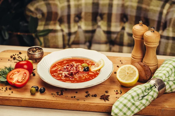 Ароматный мясной суп с лимоном, оливками — стоковое фото