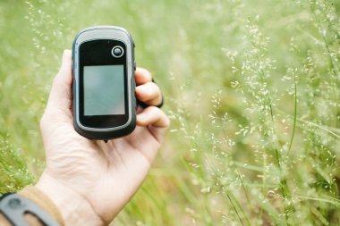Elinde gps alıcısı tutan adam ve plan. 