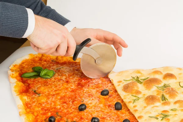 Imagen de un hombre que corta la pizza — Foto de Stock