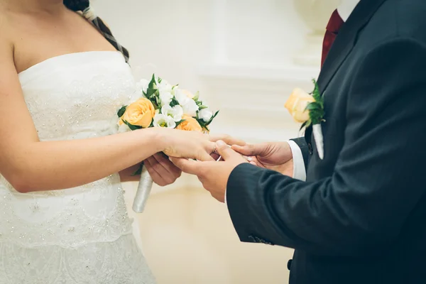 A groom gently holding his brides hand — Stock Photo, Image