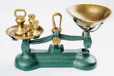 tartmak ve izole eski pirinç tepsileri ile ölçek ölçme ölçmek 