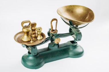 tartmak ve izole eski pirinç tepsileri ile ölçek ölçme ölçmek 