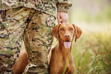 avcı ormanda bir köpekle