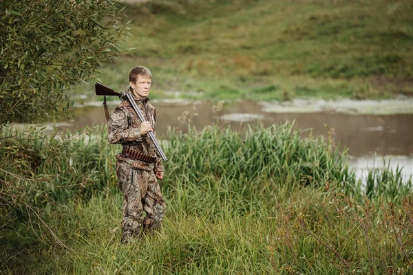 Homme chasseur avec fusil de chasse en forêt — Photo