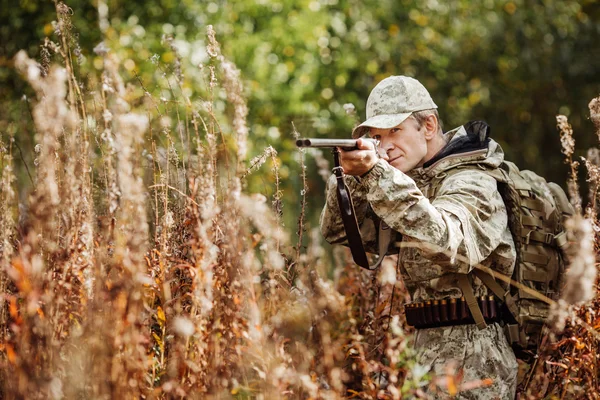 Man hunter with shotgun in forest — Stock Photo, Image