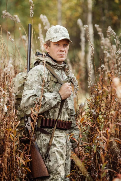 Man jägare med hagelgevär i skogen — Stockfoto