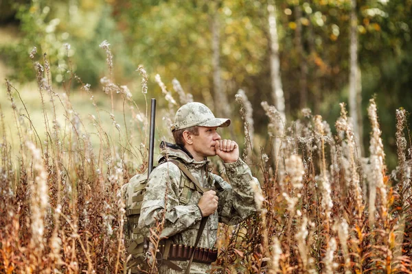 Man hunter with shotgun in forest — Stock Photo, Image