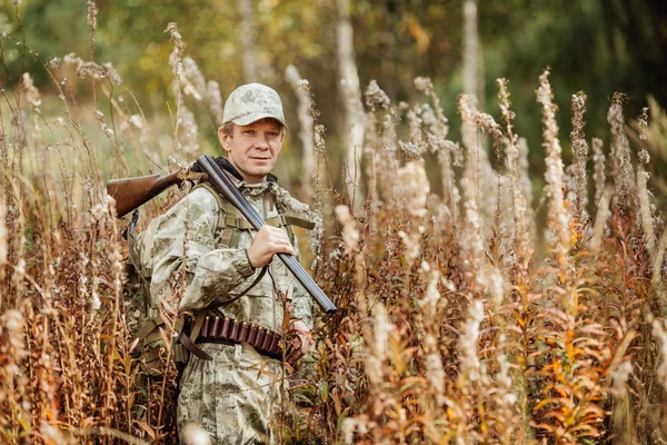 Cazador de hombres con escopeta en el bosque — Foto de Stock