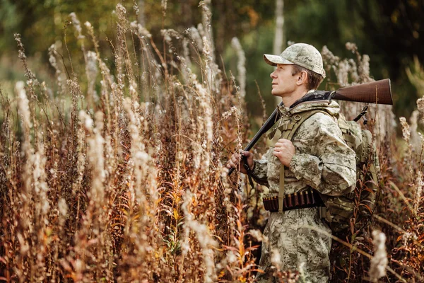 Homme chasseur avec fusil de chasse en forêt — Photo