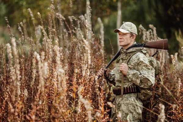 Man hunter with shotgun in forest — Stock Photo, Image