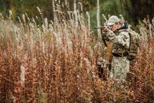 森で散弾銃を持つ男ハンター — ストック写真