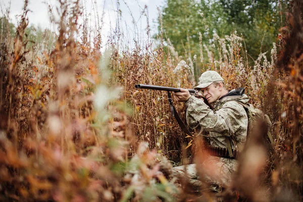 Cazador de hombres con escopeta en el bosque — Foto de Stock