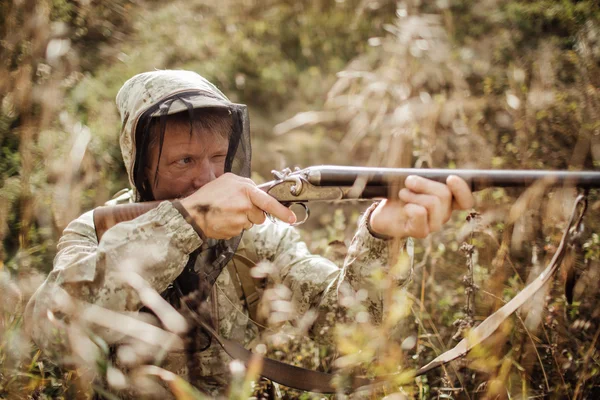 Jäger mit Schrotflinte im Wald — Stockfoto