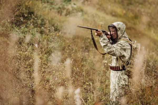 Homme chasseur avec fusil de chasse en forêt — Photo