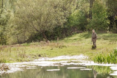 avcı av tüfeği ile avlamak hazır kamuflaj giysili