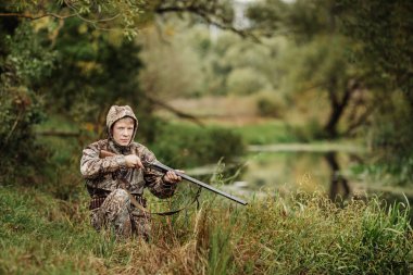 avcı av tüfeği ile avlamak hazır kamuflaj giysili