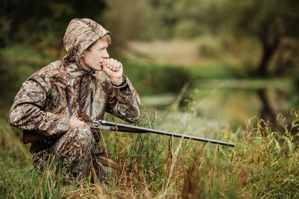 Hunter en ropa de camuflaje listo para cazar con rifle de caza —  Fotos de Stock