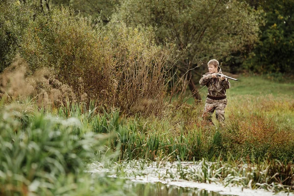 Chasseur en vêtements de camouflage prêt à chasser avec fusil de chasse — Photo