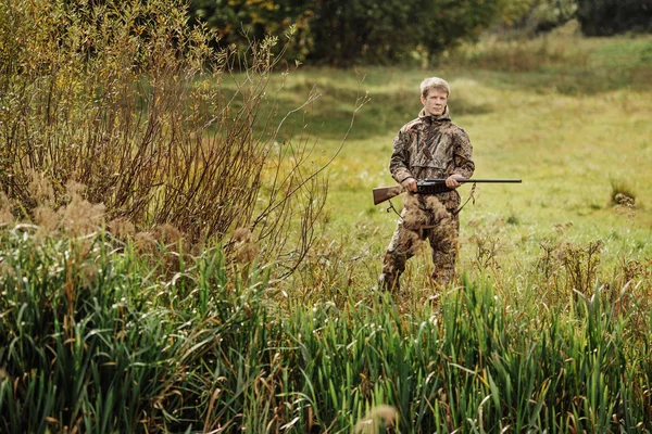 Hunter i kamouflage kläder redo att jaga med jaktgevär — Stockfoto