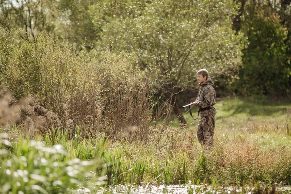 Hunter i kamouflage kläder redo att jaga med jaktgevär — Stockfoto