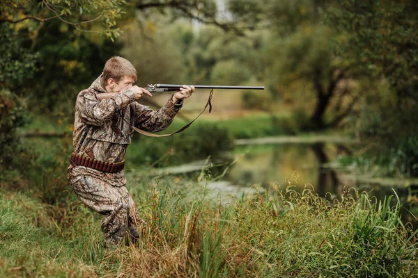 avcı av tüfeği ile avlamak hazır kamuflaj giysili