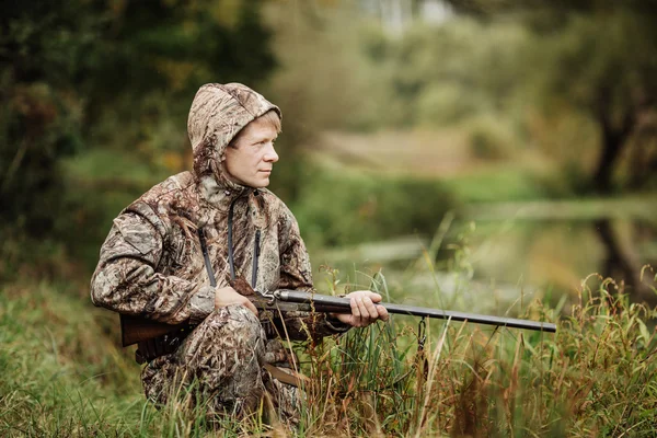 Hunter i kamouflage kläder redo att jaga med jaktgevär — Stockfoto