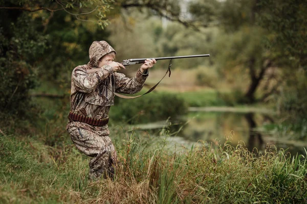 Jäger in Tarnkleidung bereit zur Jagd mit Jagdgewehr — Stockfoto