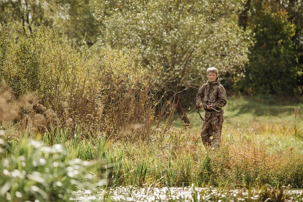 Hunter i kamouflage kläder redo att jaga med jaktgevär — Stockfoto