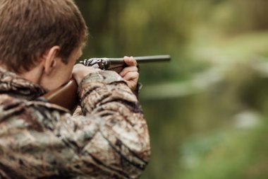 avcı av tüfeği ile avlamak hazır kamuflaj giysili