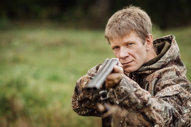 avcı av tüfeği ile avlamak hazır kamuflaj giysili