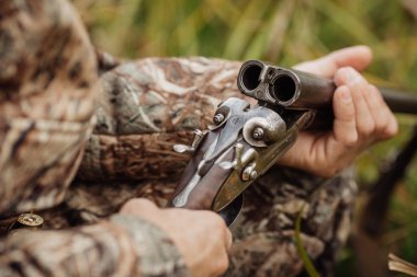 avcı av tüfeği ile avlamak hazır kamuflaj giysili