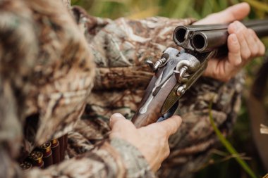 avcı av tüfeği ile avlamak hazır kamuflaj giysili