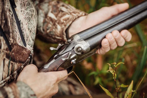 Hunter i kamouflage kläder redo att jaga med jaktgevär — Stockfoto